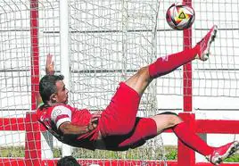 Rubén Pérez golpea de forma acrobática el balón en un partido del Varea de esta temporada.
