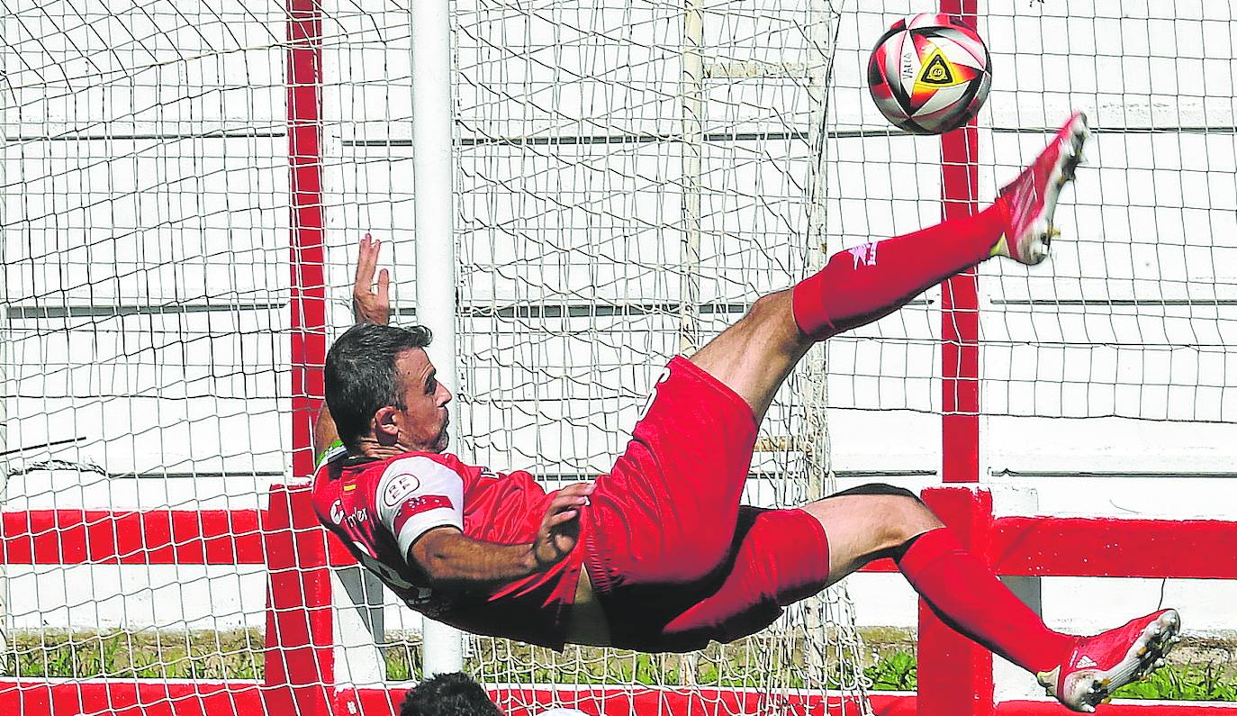 Rubén Pérez golpea de forma acrobática el balón en un partido del Varea de esta temporada.