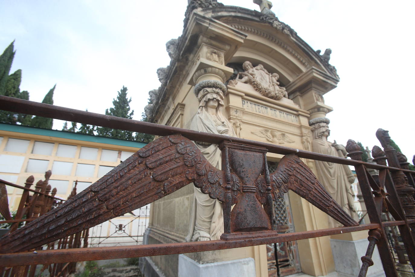 El Día de Todos los Santos, en el cementerio de Logroño