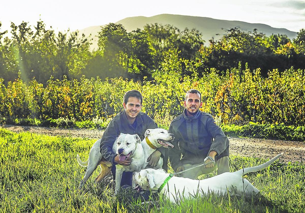 Los hermanos Álvaro y Alejandro Martínez, junto a sus dogos argentinos Senna, Dubai y Nanga.