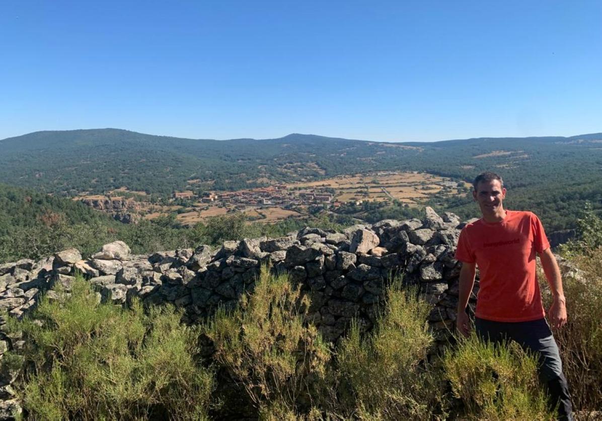 Javier López, alcalde de Lumbreras, posa con el pueblo al fondo.