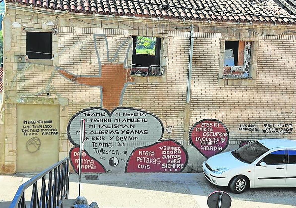 Edificio, con una llamativa pintada, en el 29 de Portillo de la Plaza.