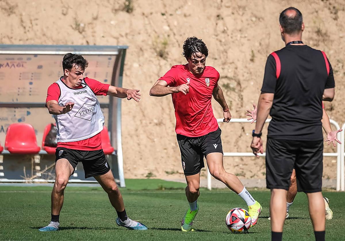 Enzo Facchin avanza con el esférico ante la presencia de Unai García.