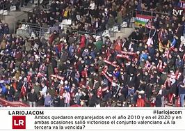 Las ganas de fútbol pueden al frío y a la lluvia