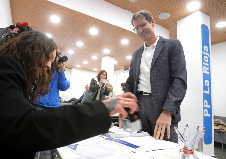 Gonzalo Capellán presenta sus 90 avales en la sede del PP este viernes.