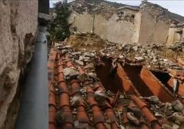 Zona exterior del tejado dañada al caer encima un muro de un inmueble en ruinas