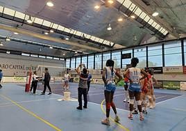 Jugadoras y técnicos observaban la principal gotera.