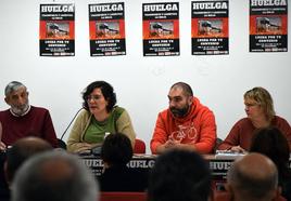 Manolo Alonso (UGT), Nuria Vicente (CC OO), Rubén Lafuente (USO) y Rebeca García (CSIF), durante la asamblea de trabajadores de transporte celebrada este sábado.