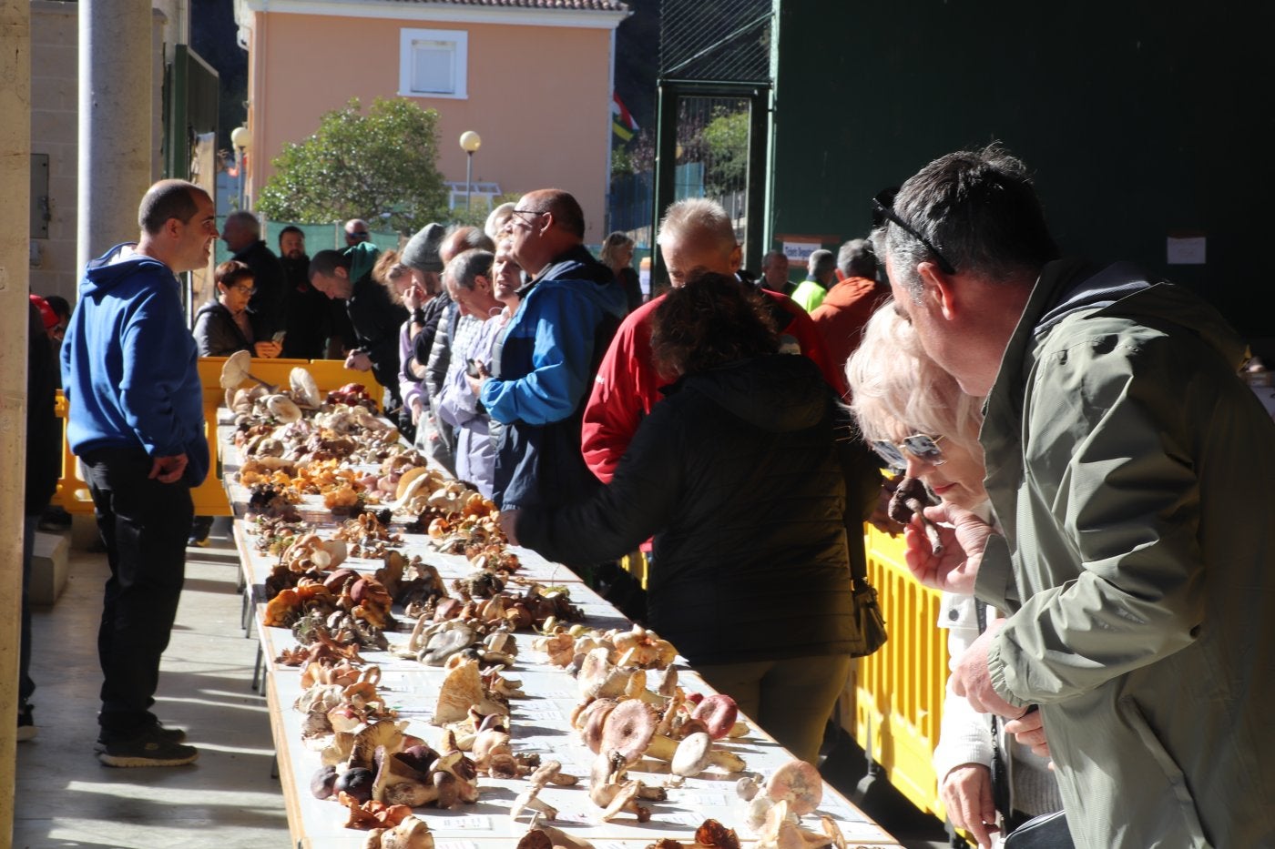 El público encontró las propuestas del mercado artesano.