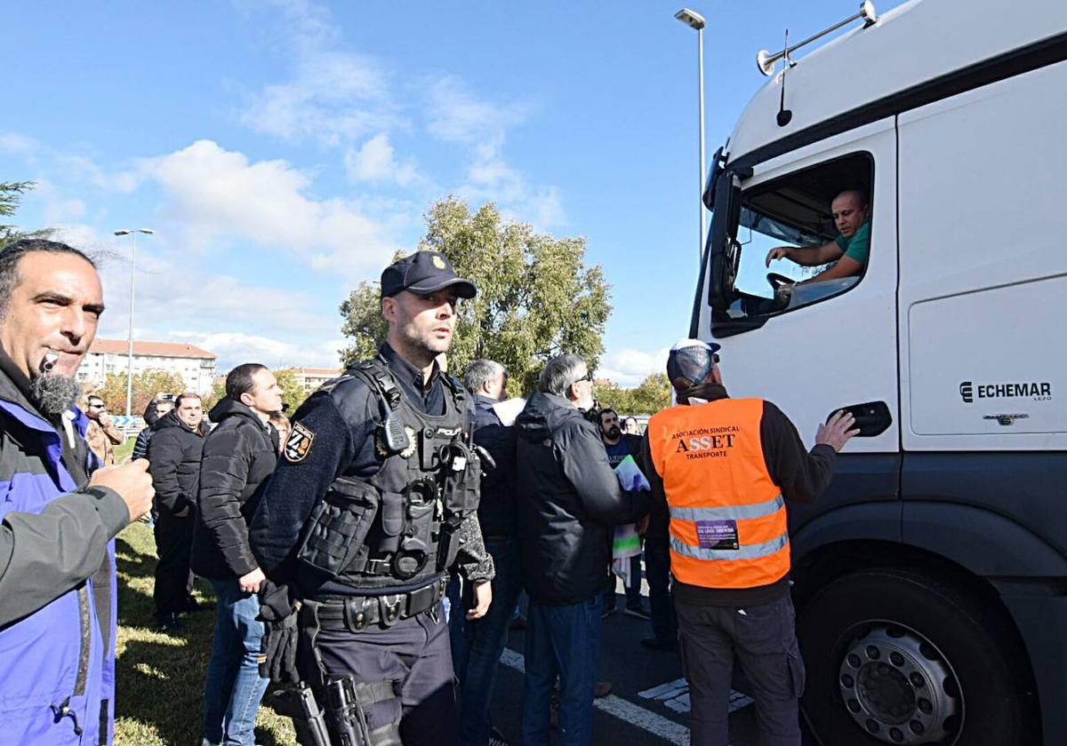 Algunos manifestantes informan a un camionero que entra a Logroño de su derecho a hacer huelga, en la primera jornada de movilización del sector del transporte.