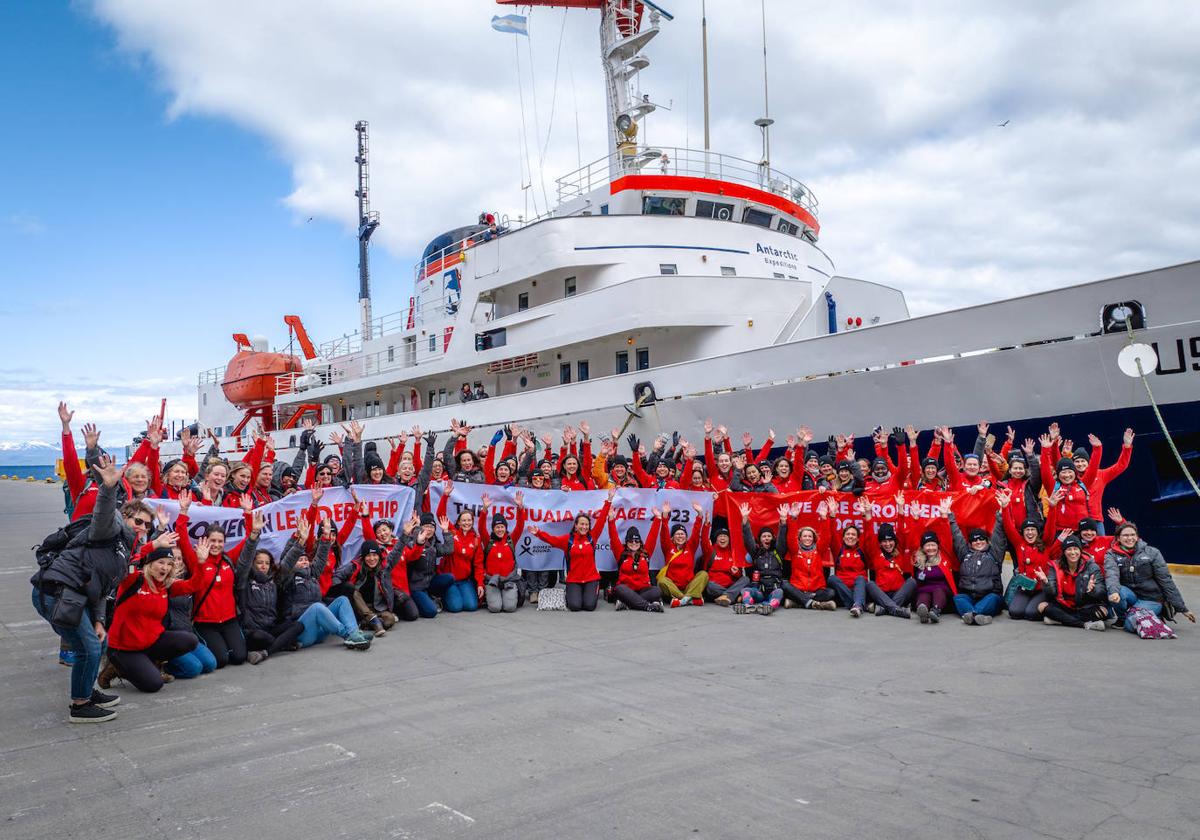 Las integrantes de la expedición, momentos antes de embarcar en Ushuaia.