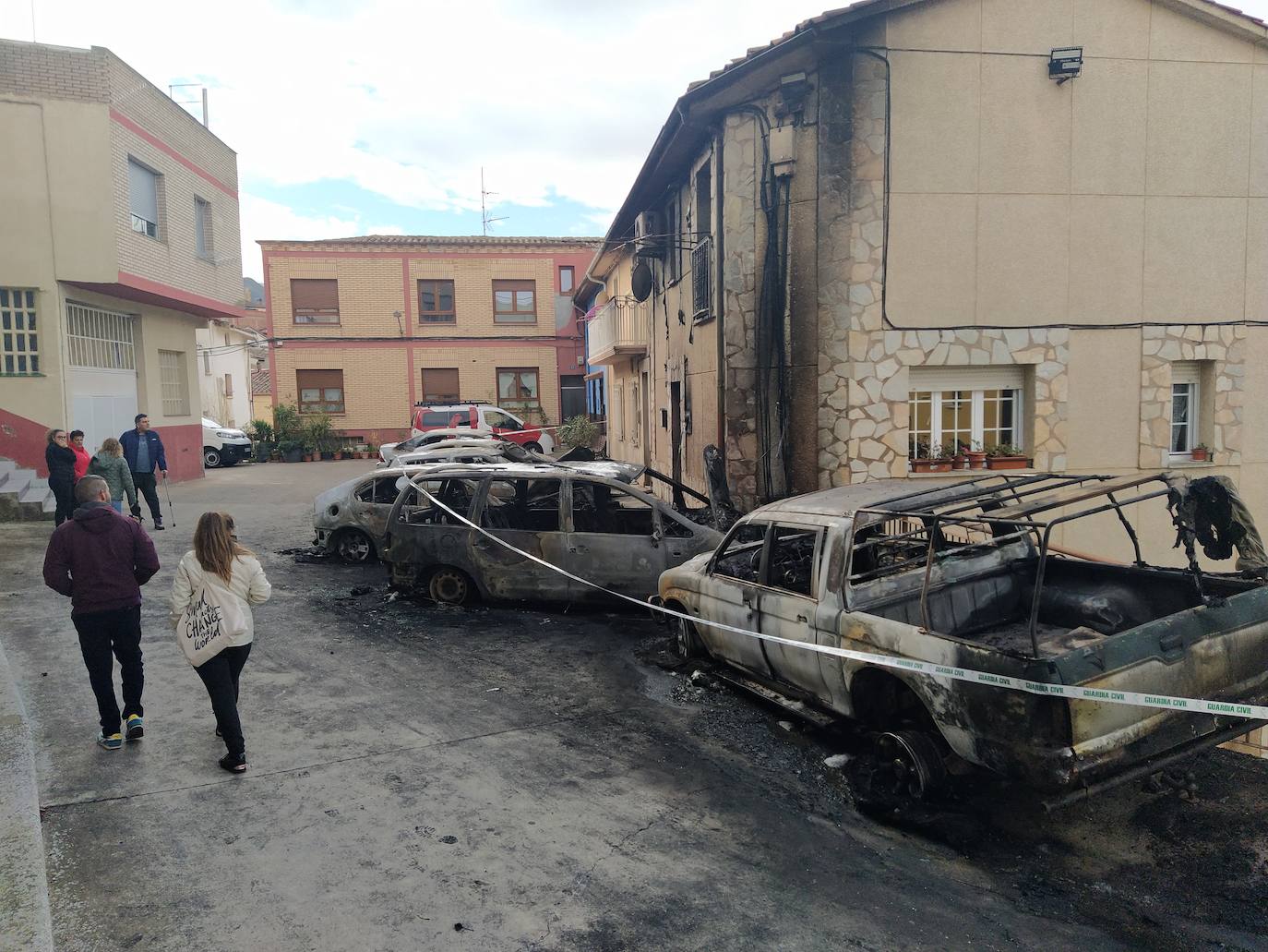 Espectacular incendio de seis coches y una moto en Albelda