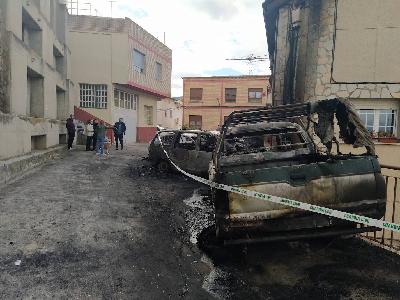 Espectacular incendio de seis coches y una moto en Albelda