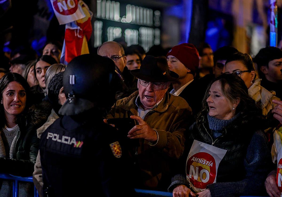 Manifestación en Ferraz, este lunes.