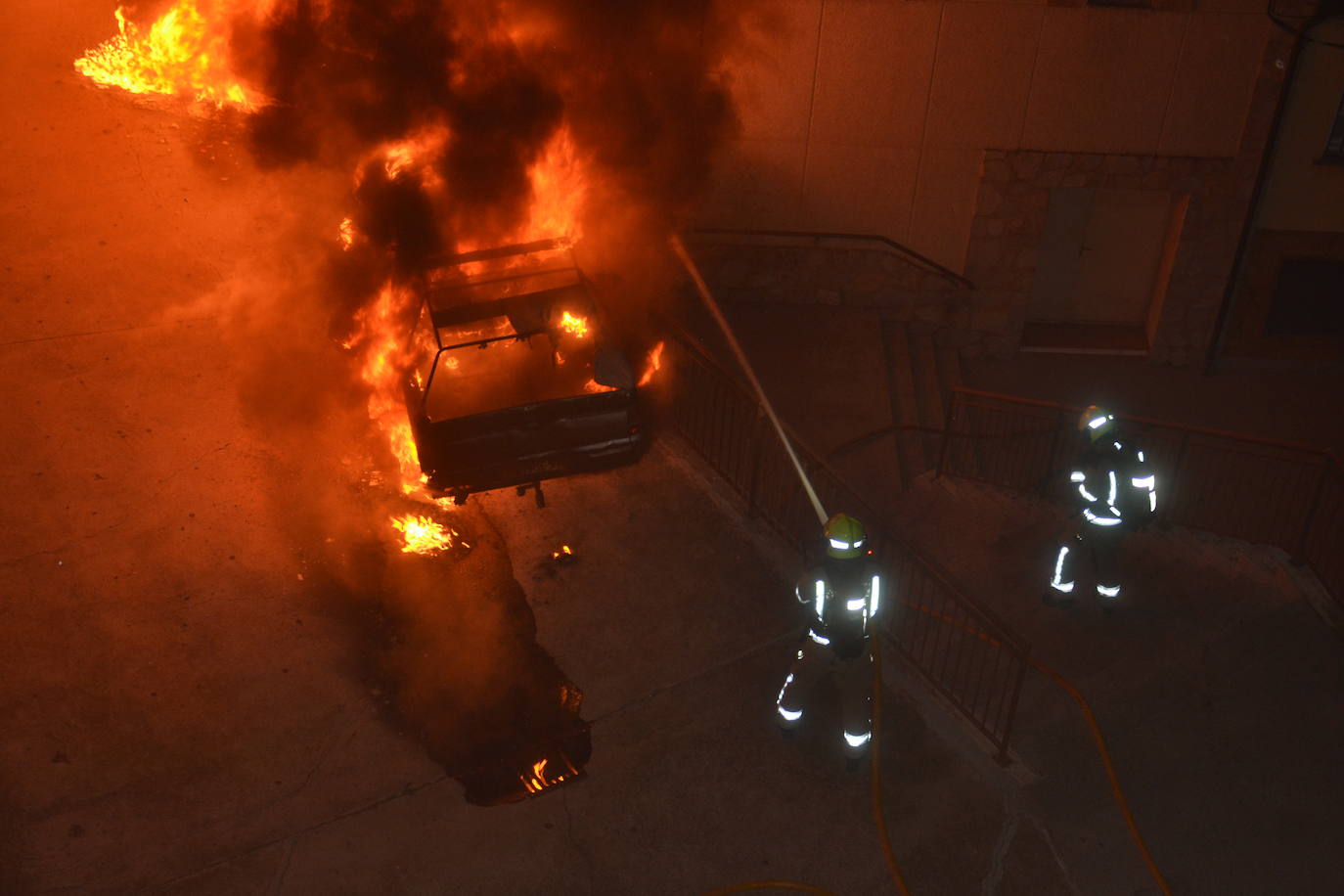 Espectacular incendio de seis coches y una moto en Albelda