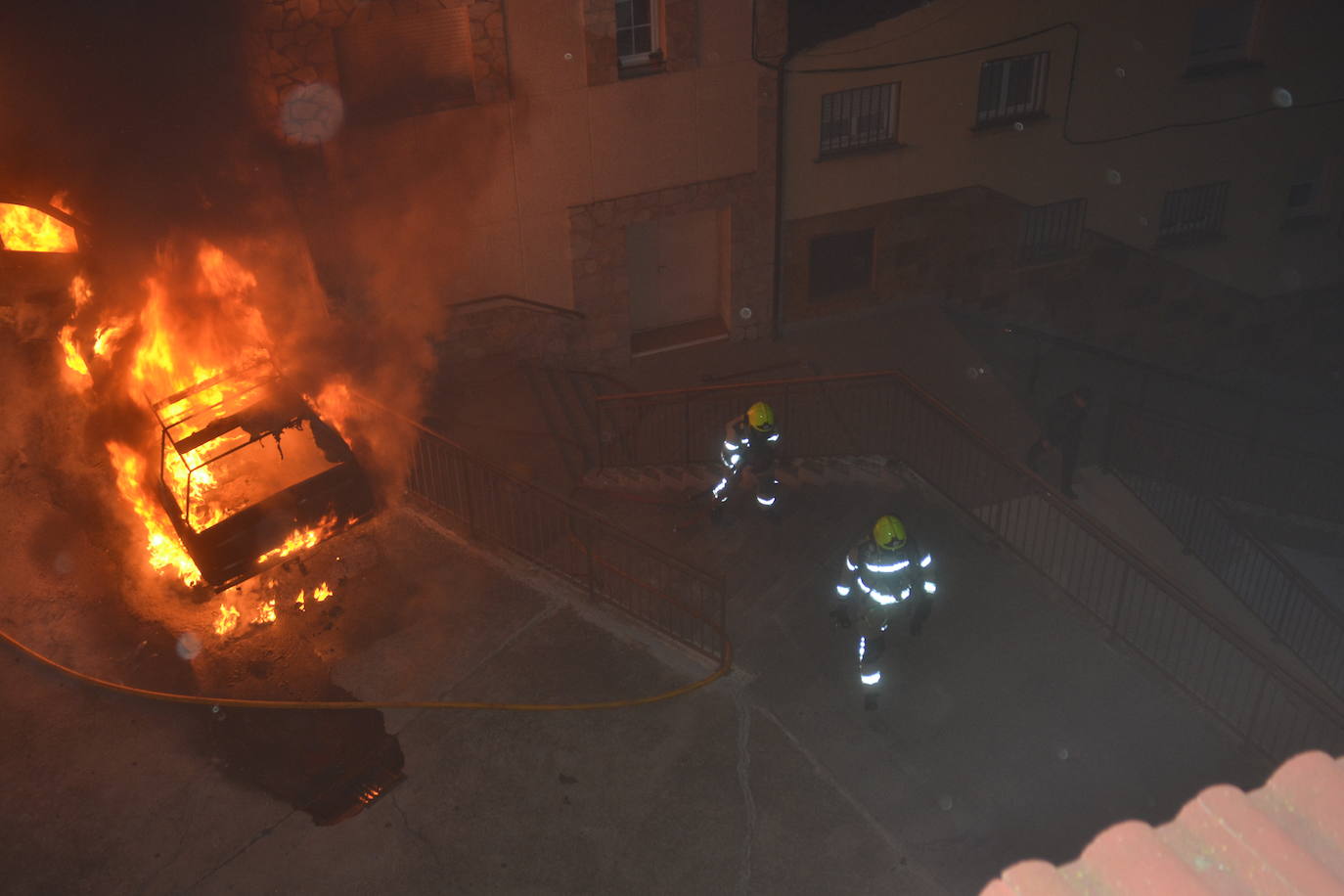 Espectacular incendio de seis coches y una moto en Albelda