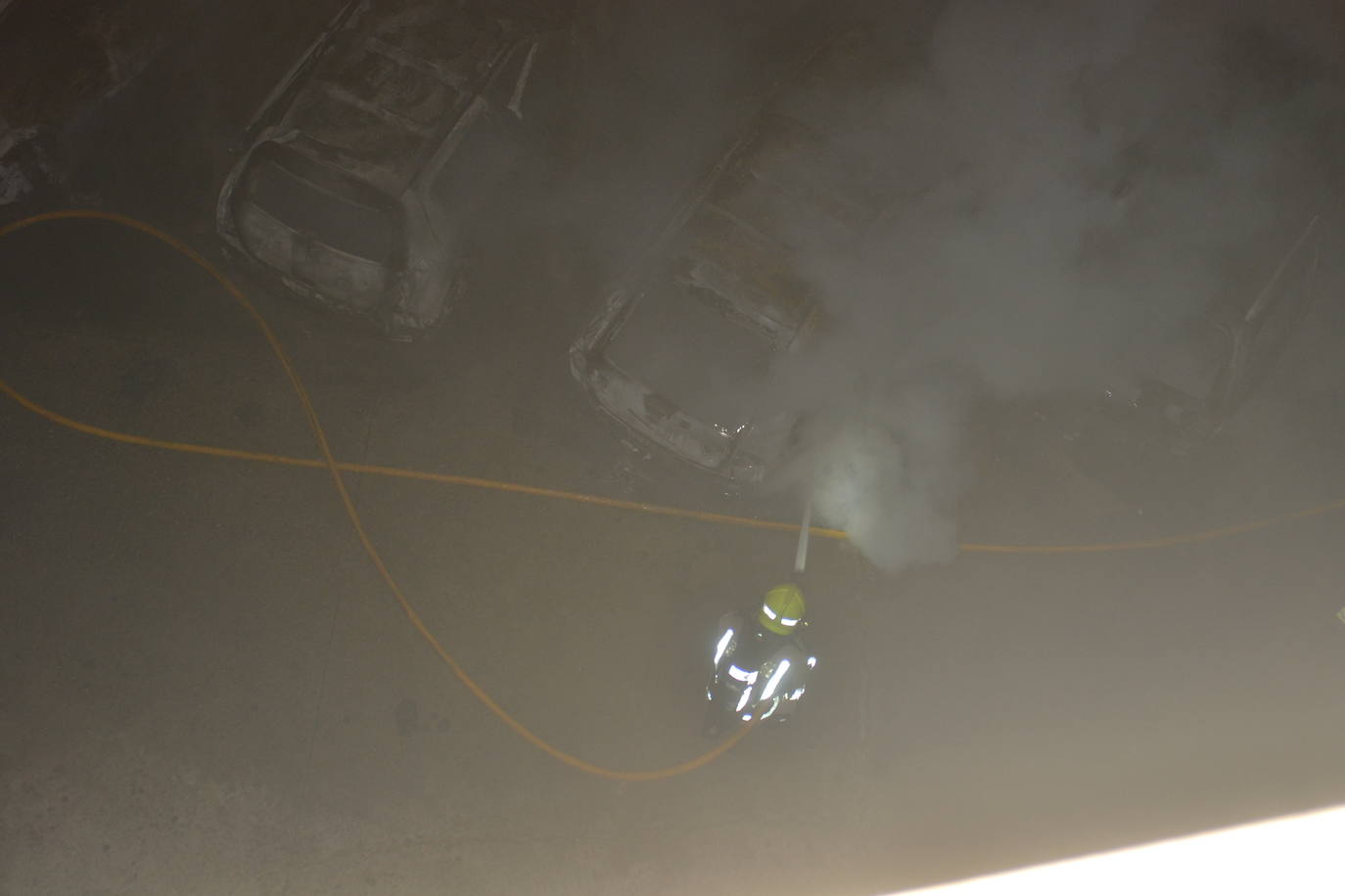 Espectacular incendio de seis coches y una moto en Albelda