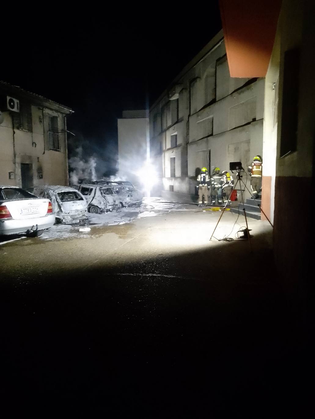 Espectacular incendio de seis coches y una moto en Albelda