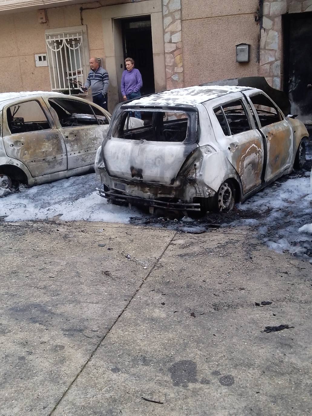 Espectacular incendio de seis coches y una moto en Albelda