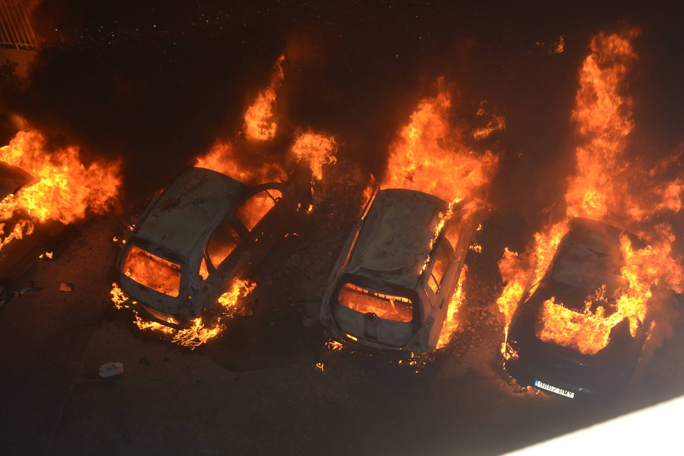 Espectacular incendio de seis coches y una moto en Albelda