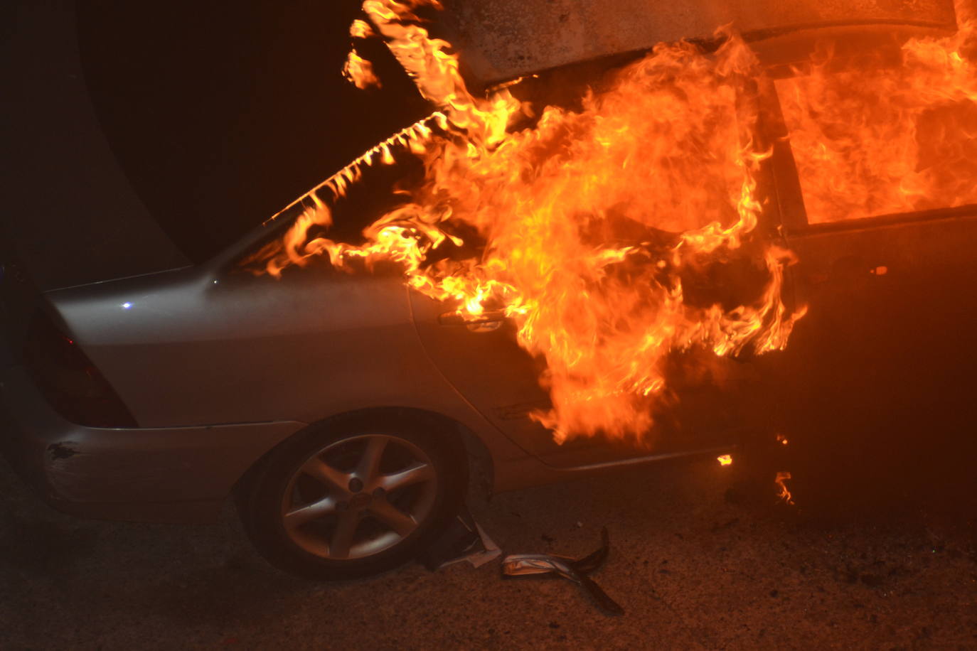 Espectacular incendio de seis coches y una moto en Albelda