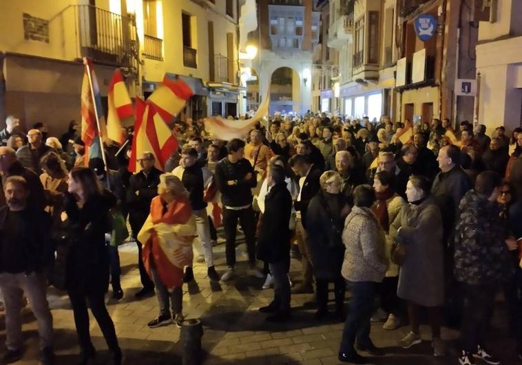 Doscientas personas se manifiestan frente a la sede del PSOE riojano