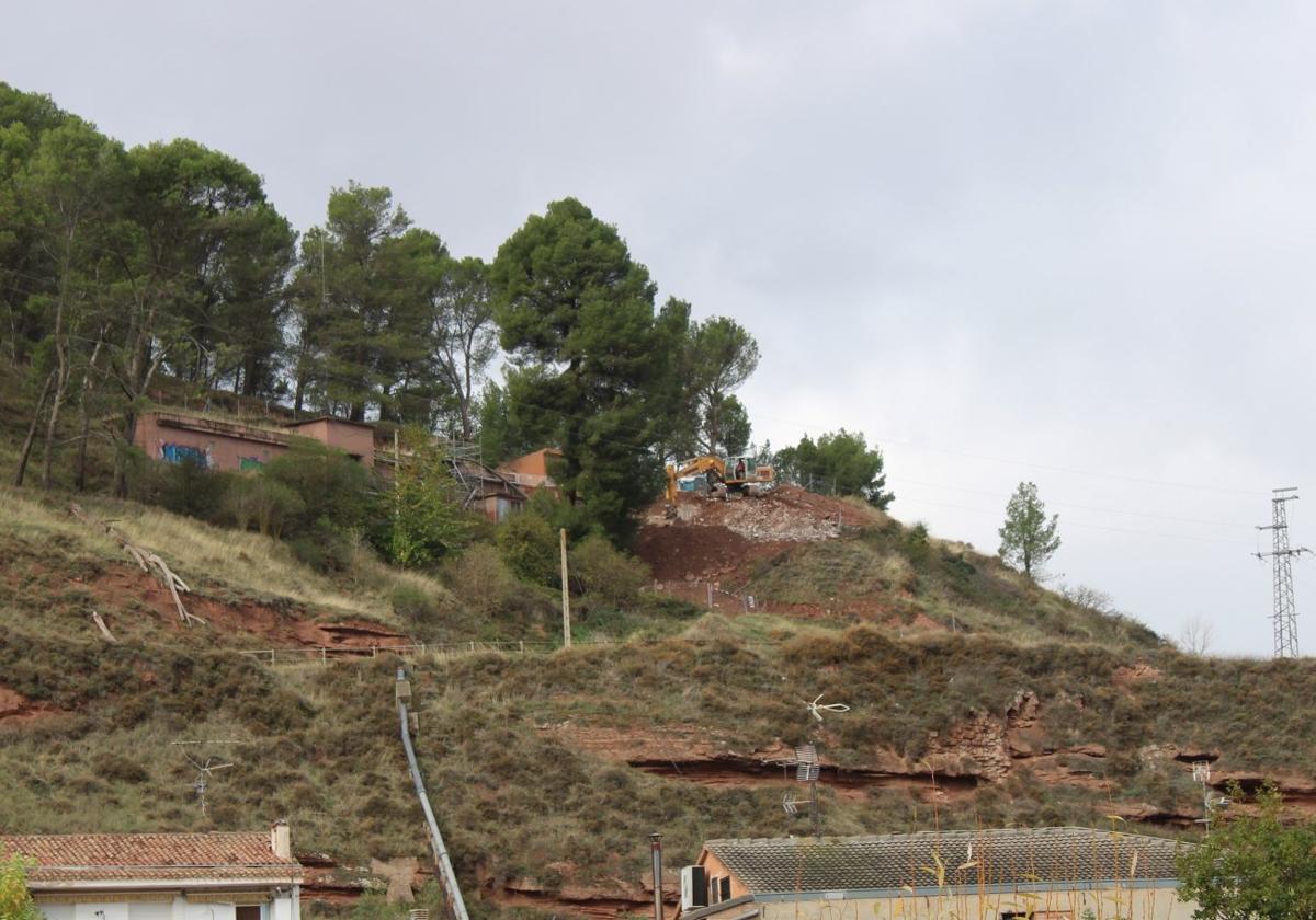 La maquinaria trabaja en la demolición del depósito viejo para comenzar con la construcción del nuevo.