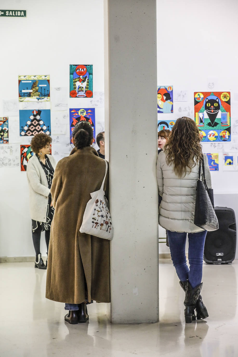 La autora catalana Cristina Daura expone su obra en el Ayuntamiento