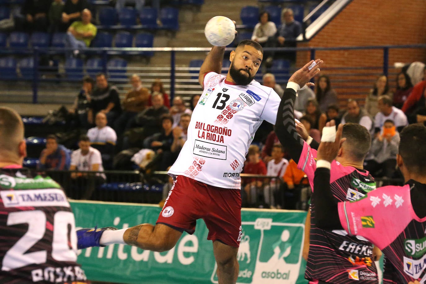 El Ciudad de Logroño logra una necesitada victoria frente al Puente Genil