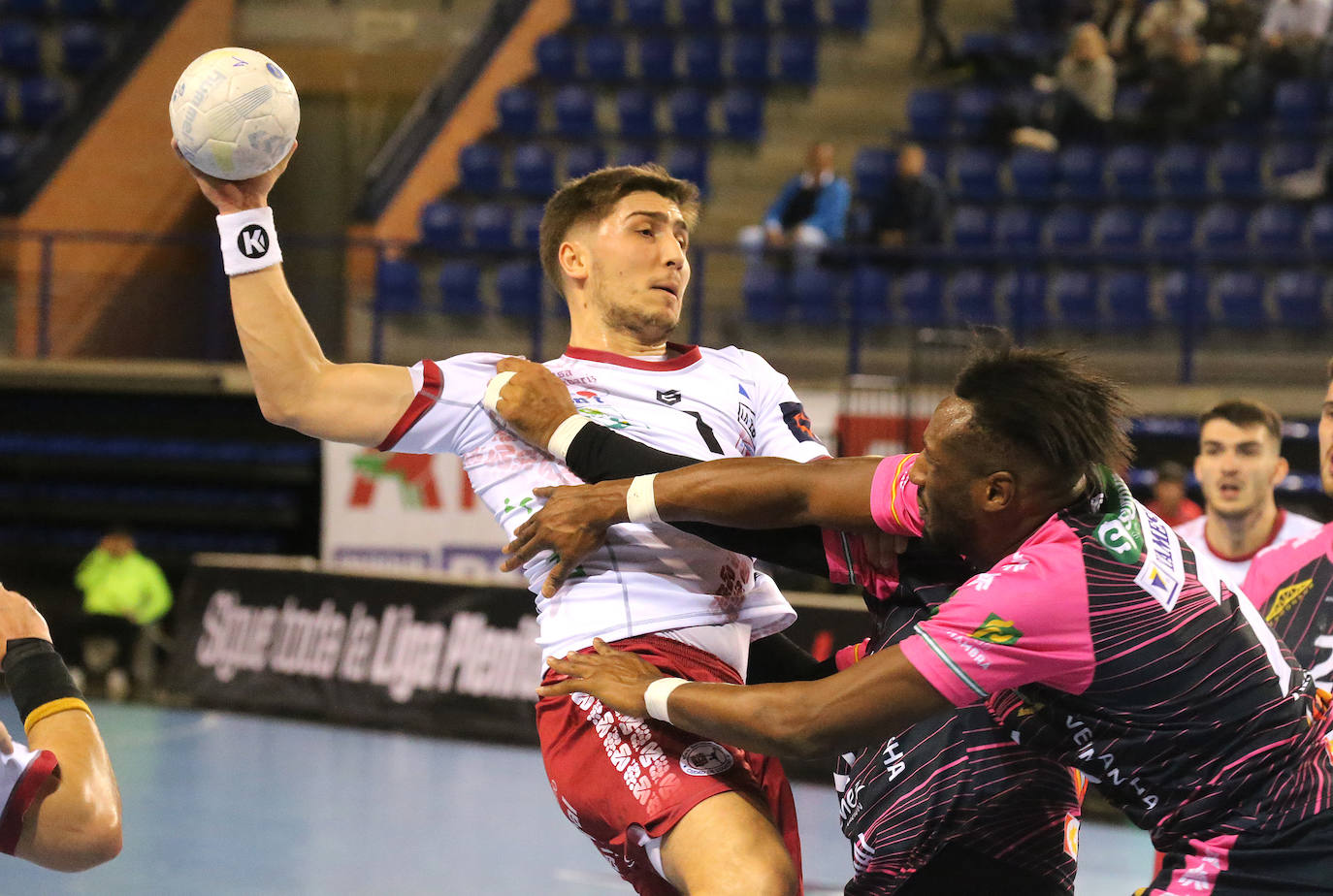 El Ciudad de Logroño logra una necesitada victoria frente al Puente Genil