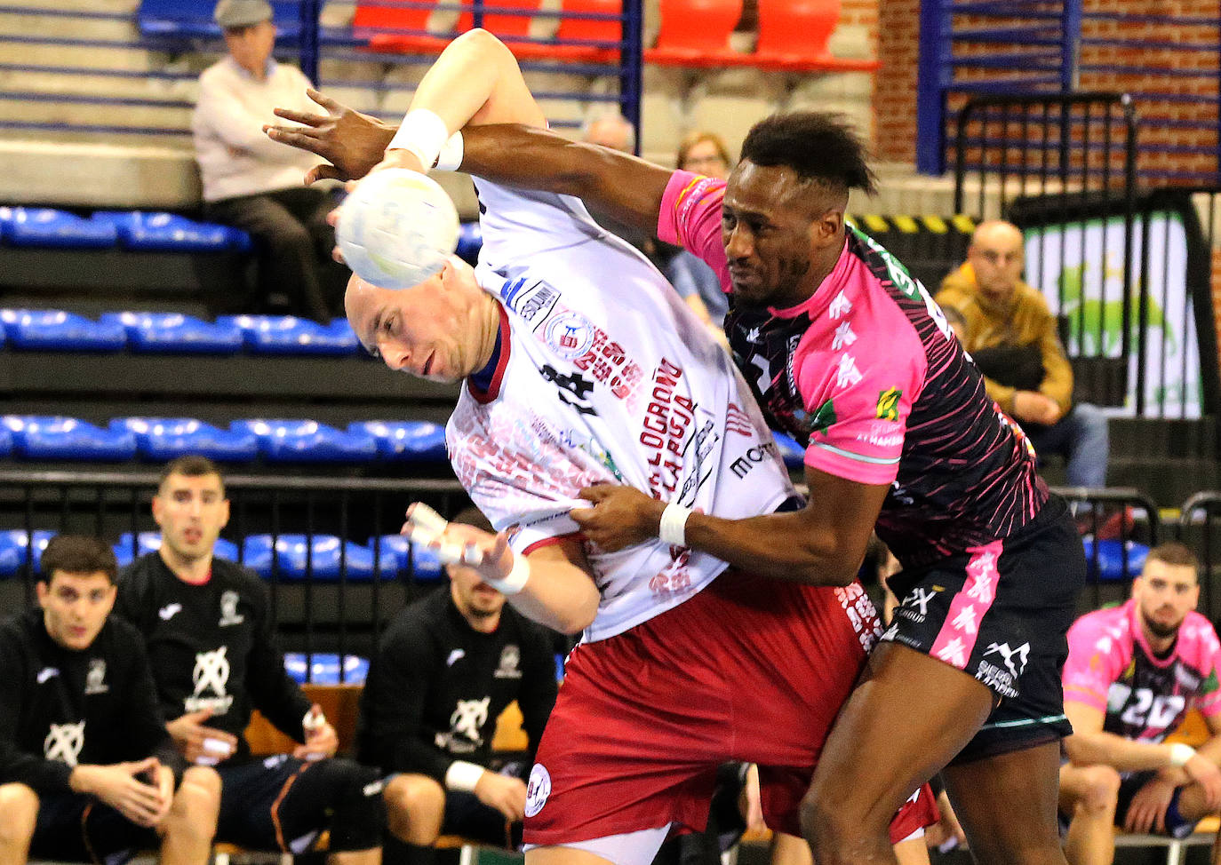 El Ciudad de Logroño logra una necesitada victoria frente al Puente Genil