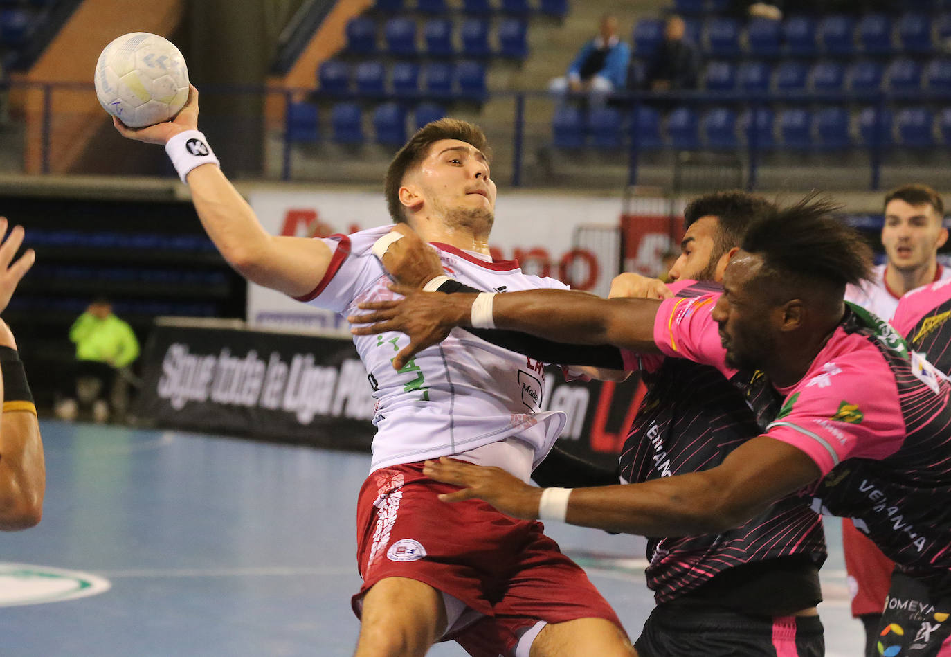 El Ciudad de Logroño logra una necesitada victoria frente al Puente Genil