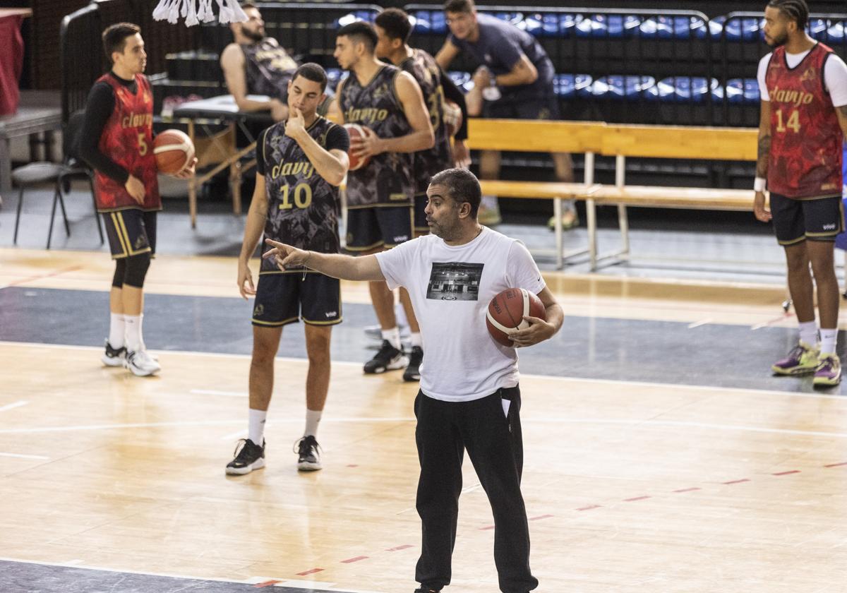 Jenaro Díaz dirige a sus hombres en un entrenamiento.