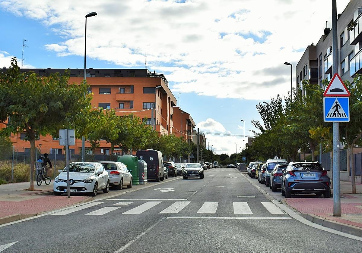 La calle Río Duero del barrio Entre Ríos de Lardero, que se proyecta conectar con Logroño con un autobús.