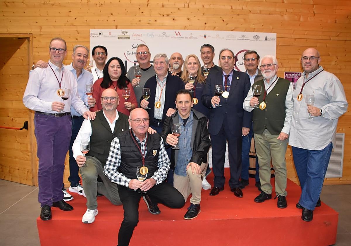 Imagen principal - Arriba El alcalde, Ángel Fernández, y el educador en vinos José Ramón Jiménez con los cofrades del Rioja. Abajo a la izquierda Javier Mateo, Antonio Rubio e Isidro Moneva catando vinos. Abajo a la derecha José Luis Rubio, José Luis Garrido y Ramón Ruiz. 