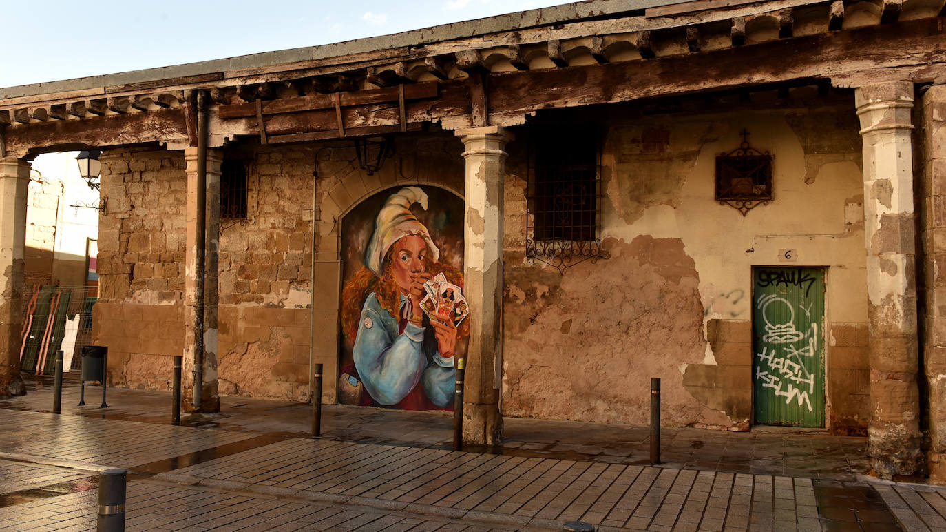La Casa de la Viga, en el 6 de Rodríguez Paterna, casa palacio de los Ponce de León en el XVIII, en ruina. 