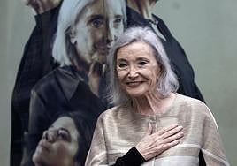 Núria Espert, junto al cartel de 'La isla del aire'.