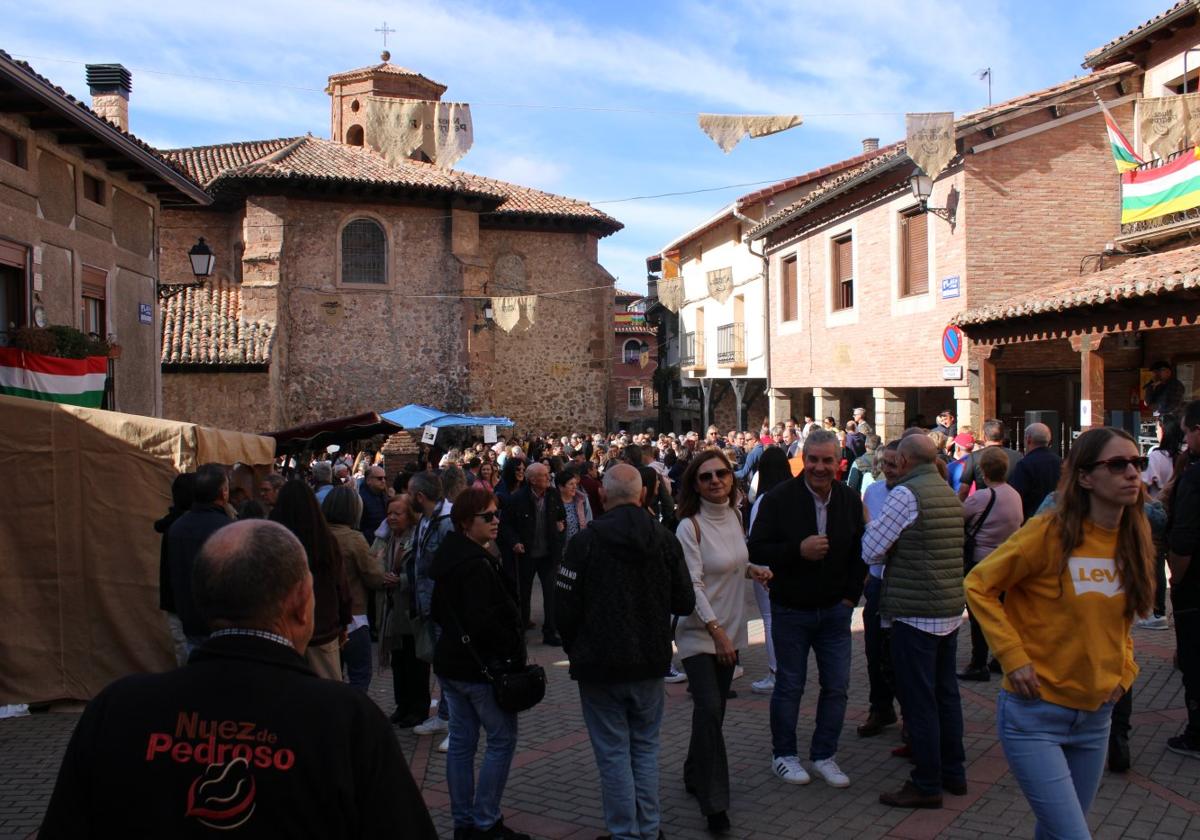 Cientos de visitantes llenaron las calles de Pedroso para disfrutar de la XXV Feria de la Nuez.