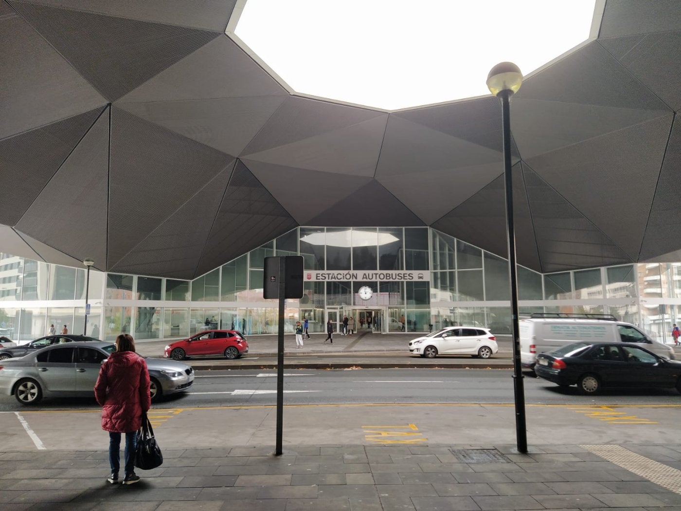 Una mujer espera a un taxi en la parada de la estación de trenes de Logroño al mediodía del sábado.