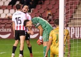 El portero del Calahorra lamenta un gol encajado mientras Cobo y Madrazo lo celebran.