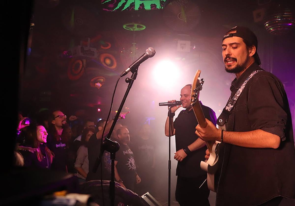 Imagen principal - El concierto duró dos horas y le encantó a los seguidores llegados de distintos lugares de La Rioja, Valencia o Barcelona. Una de las sorpresas fue la colaboración del fundador Carlos Segura.