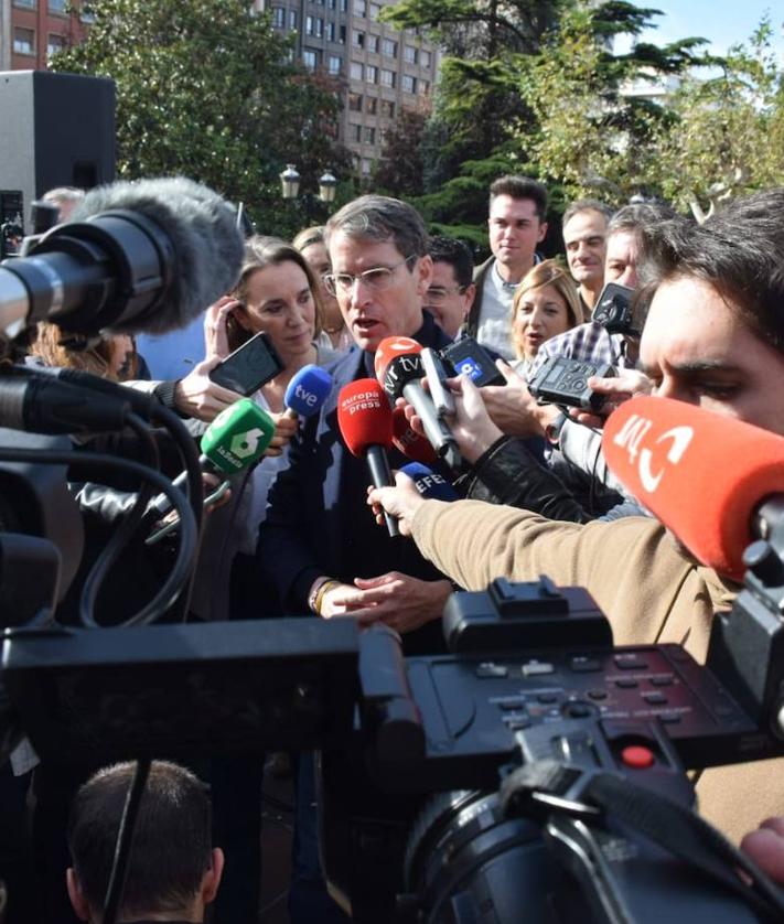 Imagen secundaria 2 - Una multitud se ha dado cita en El Espolón en contra de la amnistía. Abajo, los populares Capellán y Gamarra, atendiendo a los medios de comunicación.