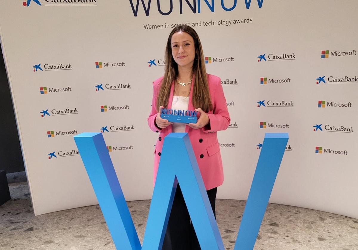 Alma Tobía Castelló posa con su galardón en los Premios Wonnow.