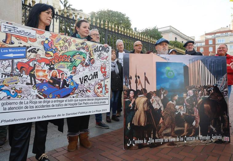 Concentración de la plataforma frente a la sede del Gobierno.