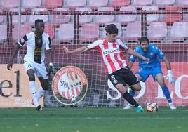 Jon Aurtenetxe despeja el balón durante el partido que midió a su equipo, la SDLogroñés, frente al Tarazona.