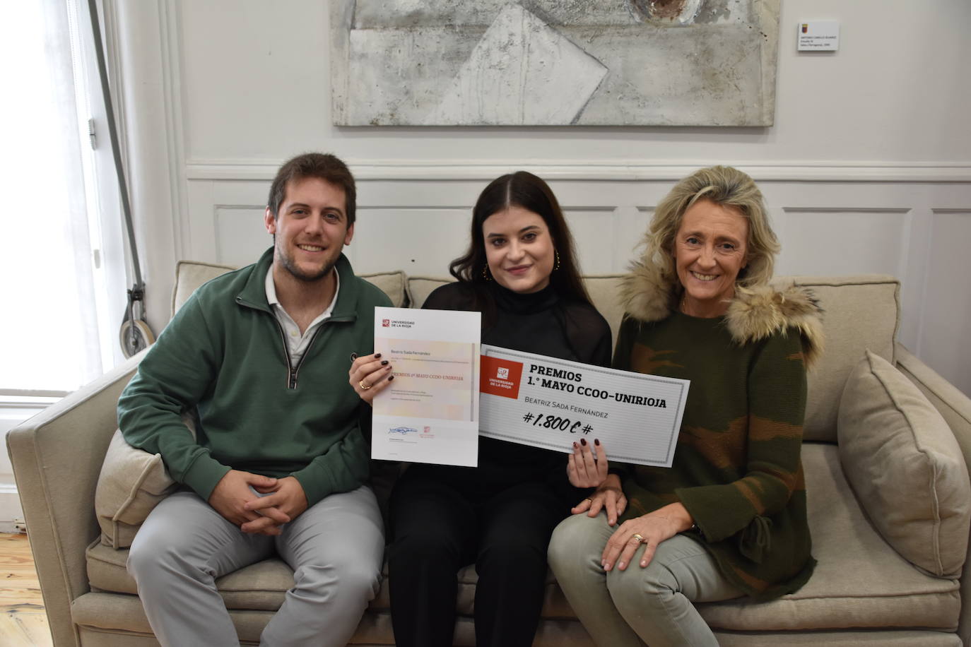 La alcaldesa de Calahorra, Mónica Arceiz, y el concejal de juventud, Iván Jiménez, flanquean a la calagurritana Beatriz Sada Fernández