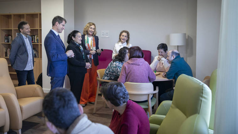 Gonzalo Capellán y María Martín, junto a responsables y usuarios de la Casa Hogar Hygea.