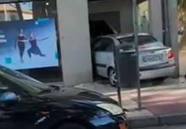 Arrestado tras embestir con su coche un cajero automático porque «no le daba dinero»