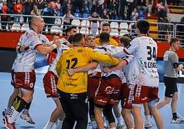 El equipo celebra el triunfo en Serbia.