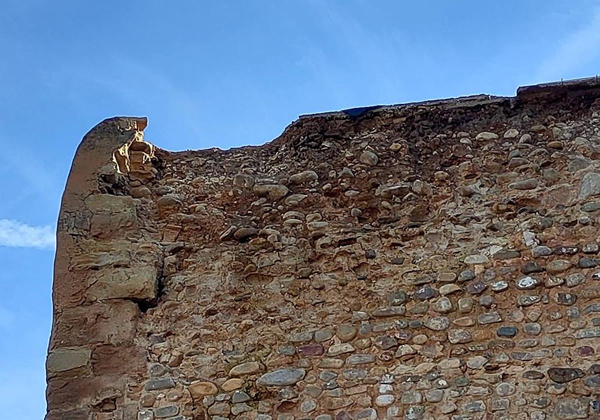 Imagen del desprendimiento del torreón del Portillo de la Rosa.